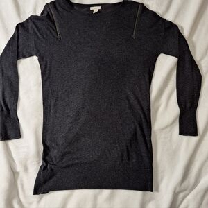 Caslon Women’s Crewneck Sweater XS – Charcoal Knit Top Zip Accent Shoulders